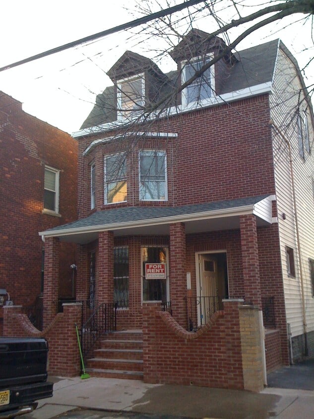 Primary Photo - 270 Parker St