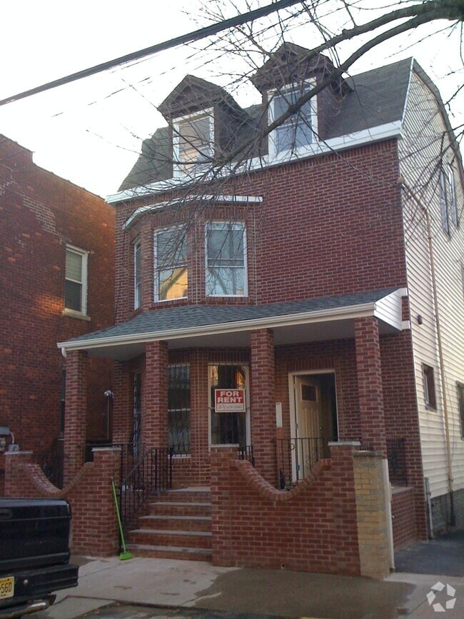 Building Photo - 270 Parker St