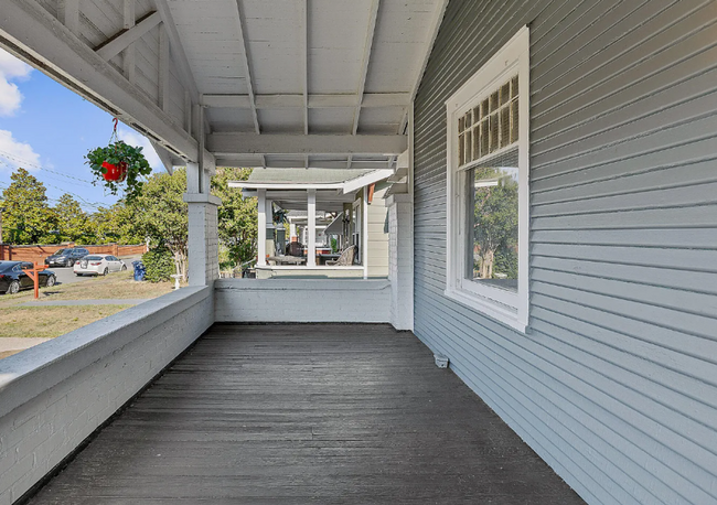 Building Photo - 3 Bed 1 Bath in Downtown Chattanooga!
