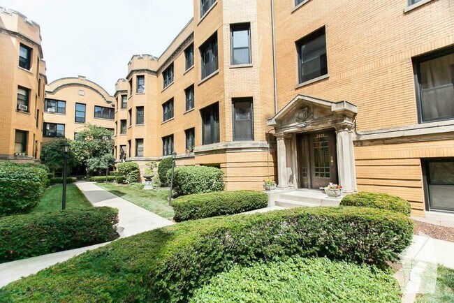 Foto del edificio - 2418 N Sawyer Ave