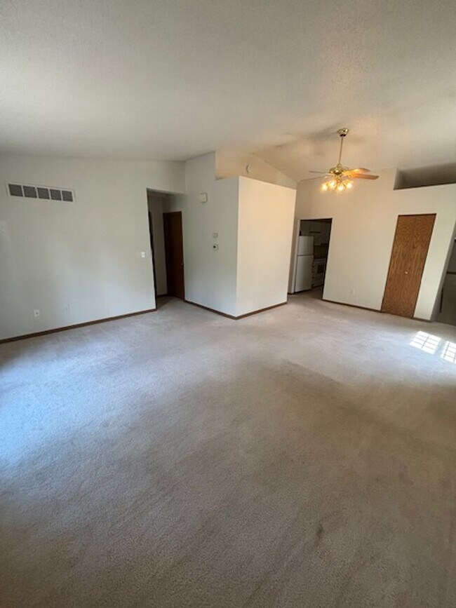 Foto del edificio - 3 bedroom, 2 bath townhouse in Iowa City r...