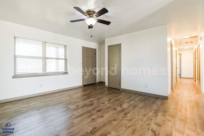 Foto del edificio - Beautiful lake views with this renovated 4 bedroom / 1.5 bath home with almost 1,379 sq feet of s...