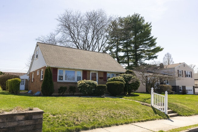 Building Photo - 1316 E Highland St