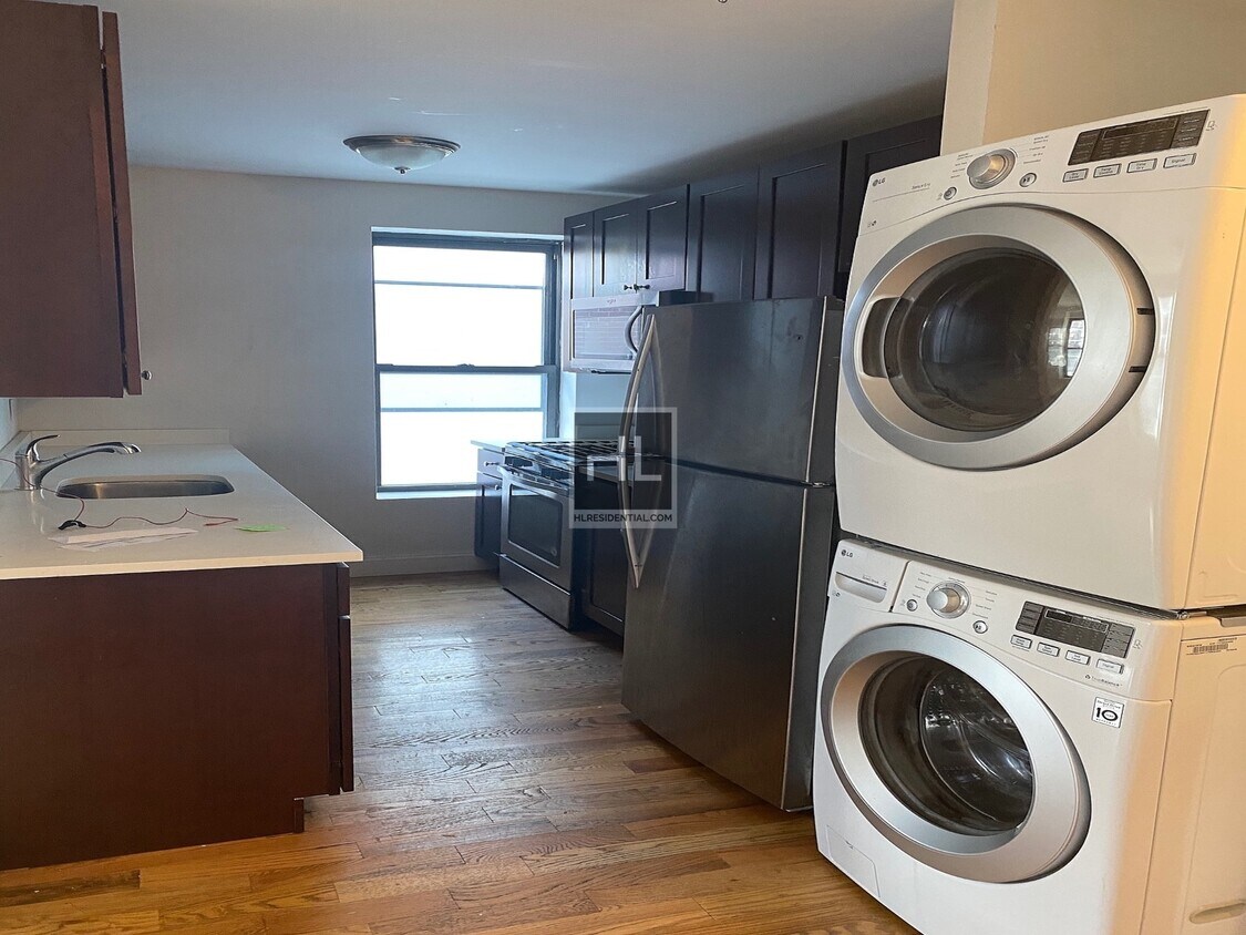 Foto principal - 21-81-81 38th St