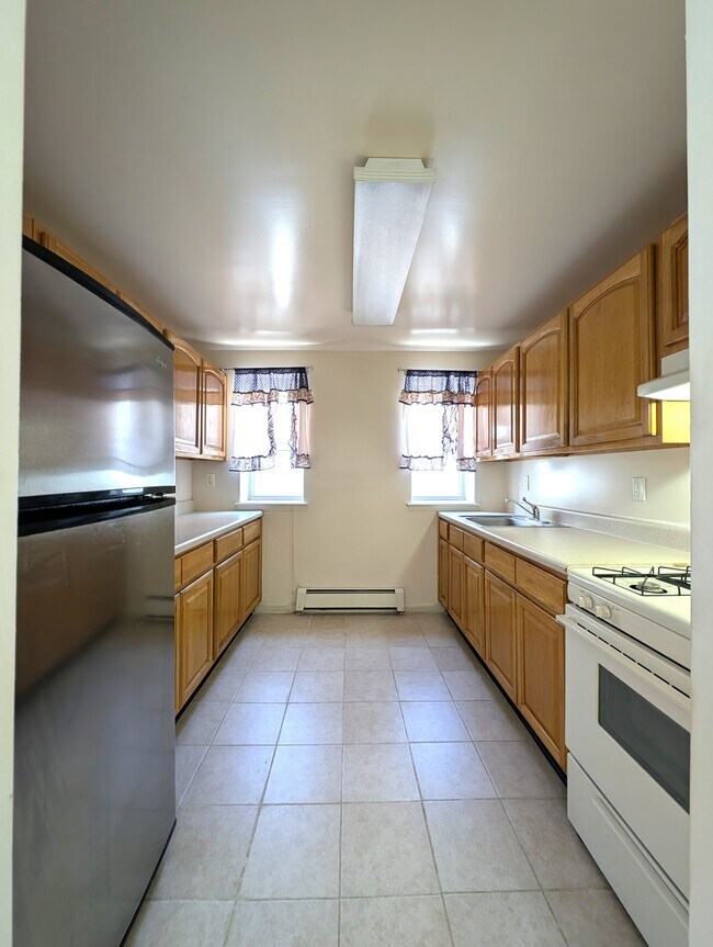 Kitchen - 755 Essex St