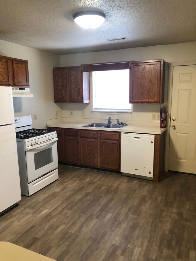 Building Photo - Cozy 4 Bed 2 Bath Home just off the west s...