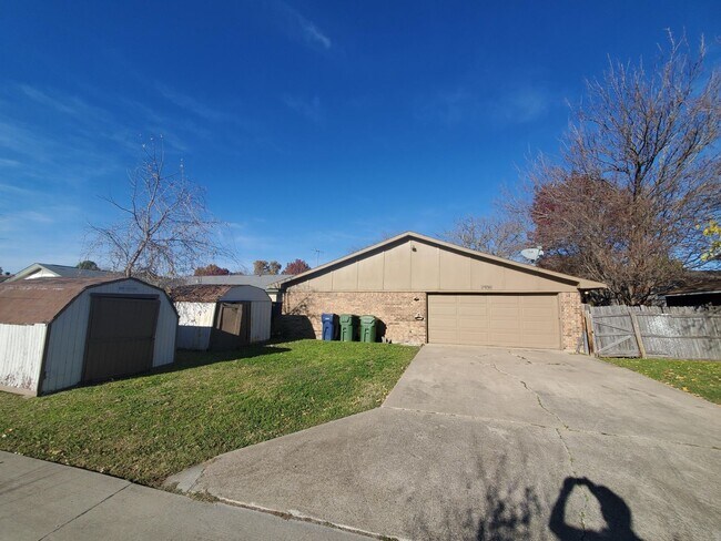Building Photo - Spacious home with 2 living areas!