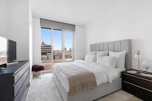 Building Photo - 572 Eleventh Avenue