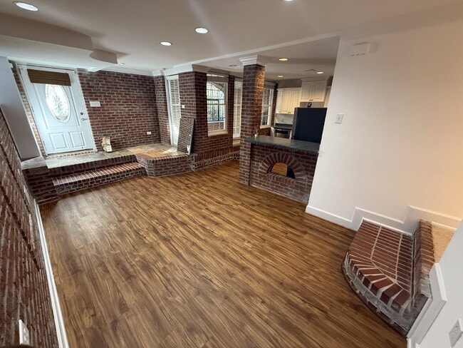 Foto del edificio - "Charming 2-Bed Condo with Hardwood Floors & Pool Oasis in Vibrant Atlanta!"