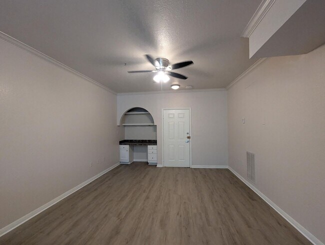 Foto del edificio - 1x1 New flooring, stove, washer/dryer. Includes Balconette facing a quiet tree lined street.