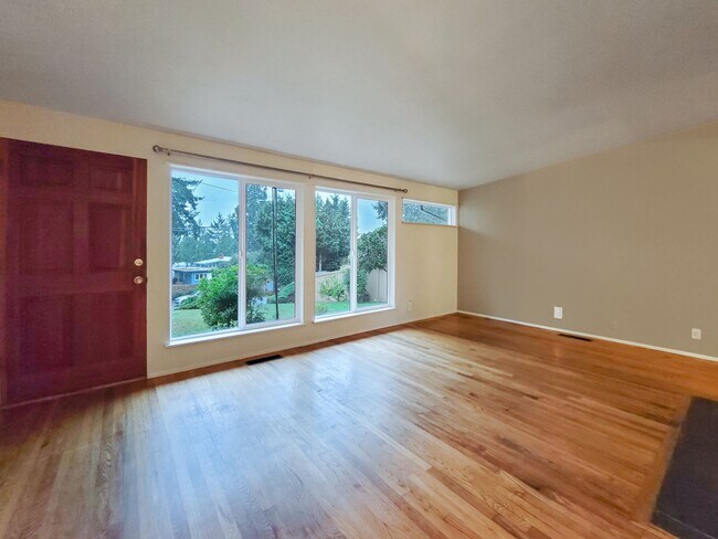 Building Photo - Cozy rambler with large outdoor space!!!