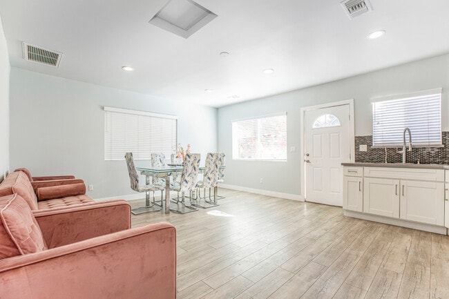 Building Photo - 10563 Vinedale St