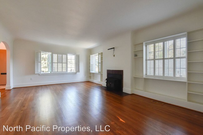 Building Photo - 209 36th Ave E