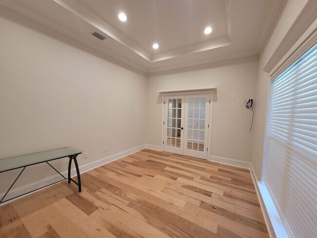 Foto del edificio - Spacious 4-Bedroom Home with Luxurious Fea...