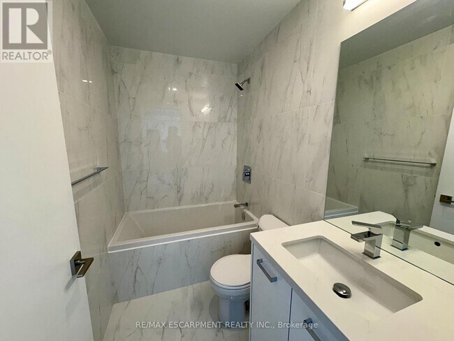 Building Photo - 284 King St E