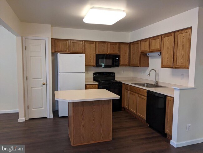 Foto del edificio - 625 Village Ct