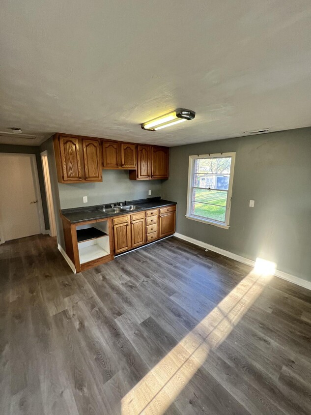 Foto principal - Cozy 2-Bedroom Townhouse in Louisville, KY...