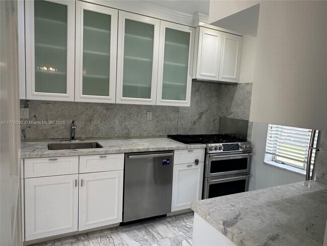 Foto del edificio - 765 N Greenway Dr