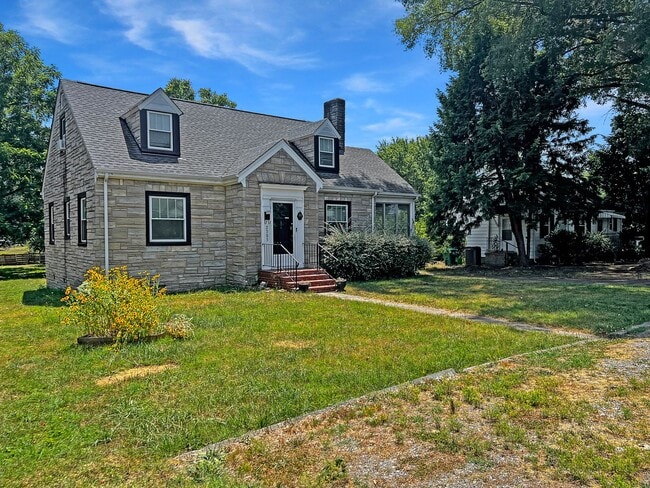 Photo - Beautifully Updated Montrose Gem: 3 Bed, 2... House