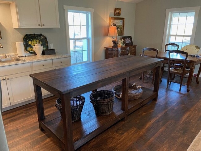 Foto del edificio - FOR LEASE!!