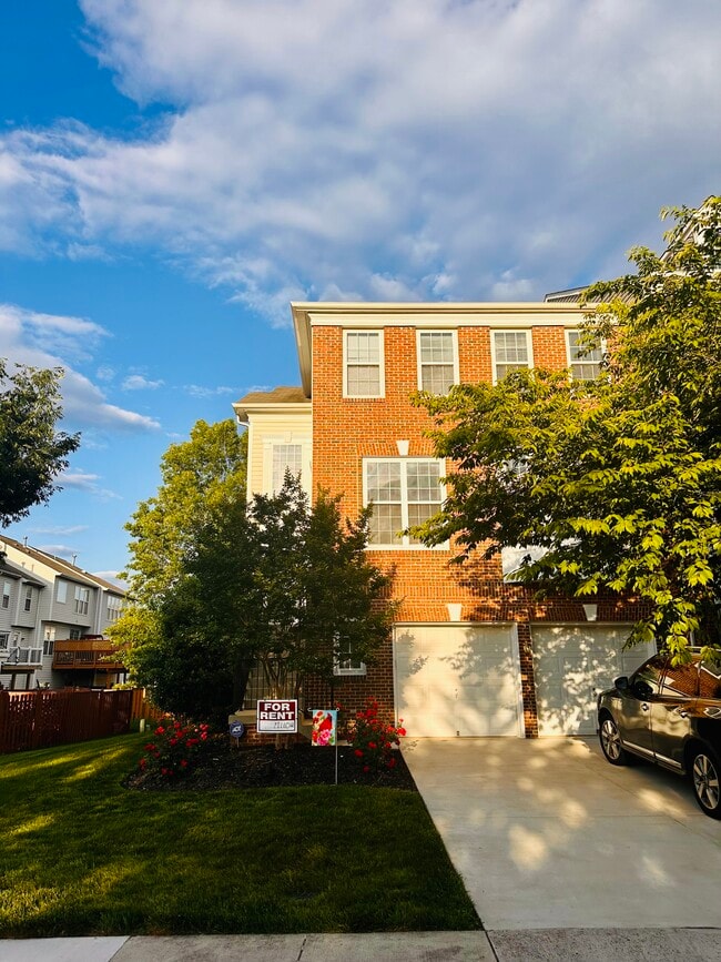 Building Photo - 22702 Lamoreaux Landing Square