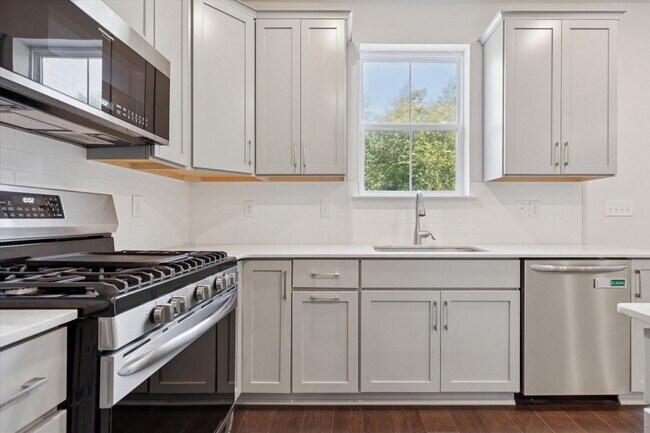 Building Photo - 3 Bedroom, 2.5 Bath Townhome in Steelpoint...