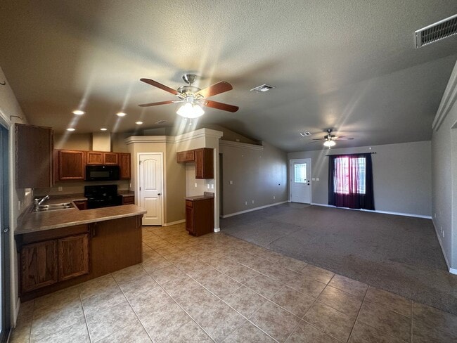 Building Photo - 4 Bedroom 2 Bathroom Home
