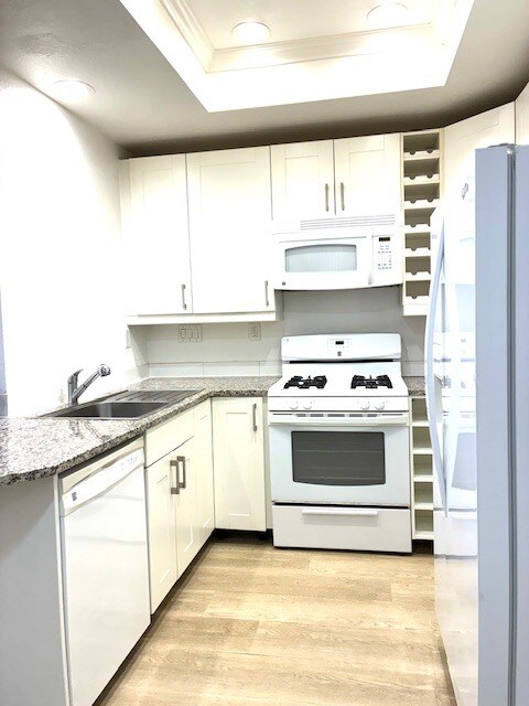 Building Photo - 10 Coralino