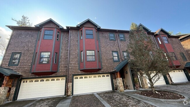 Building Photo - Creekside Villas