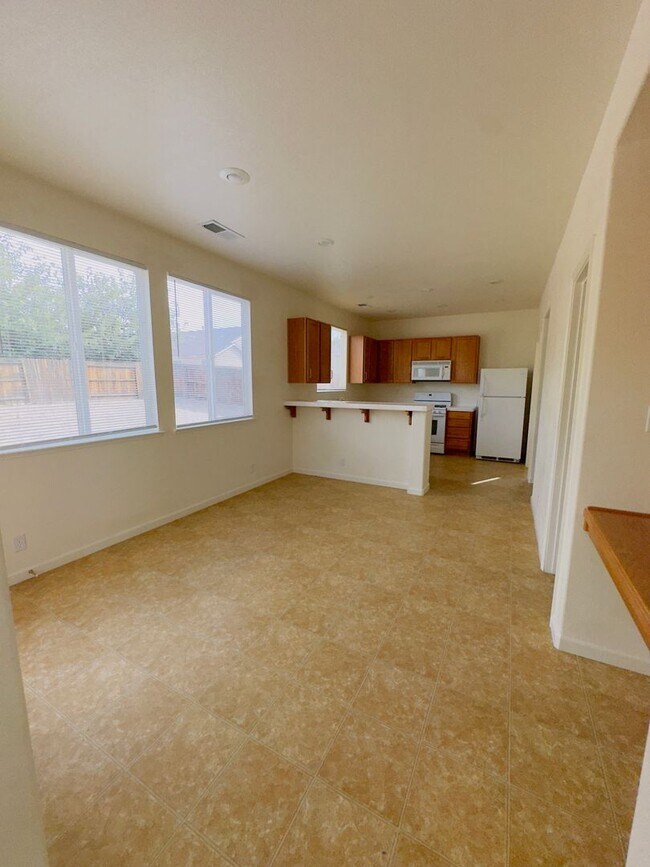 Building Photo - Charming 3 Bedroom