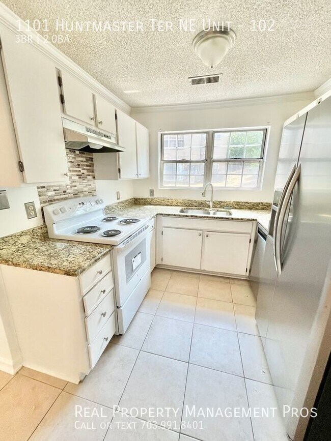 Foto del edificio - Beautifully Updated 3 Bedroom 2 Bath Condo...