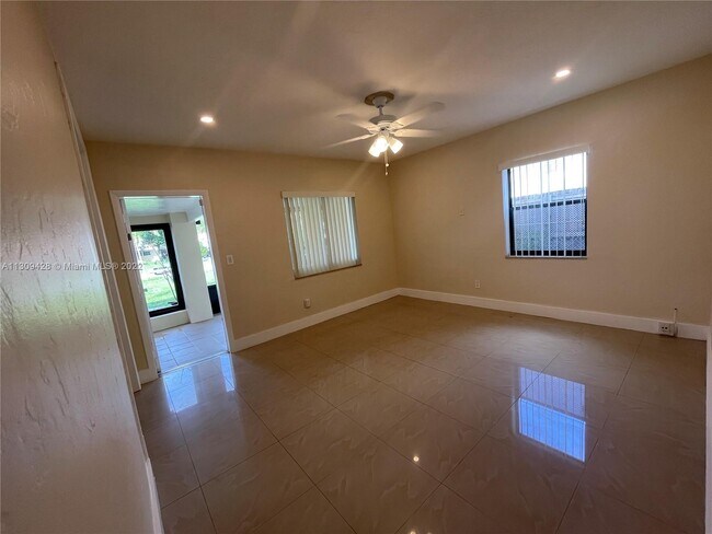 Foto del edificio - 1448 NE 177th St