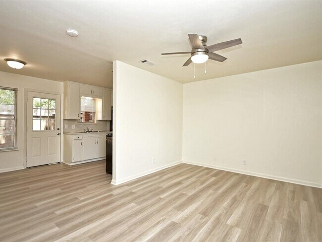 Foto del edificio - 7601 Tisdale Dr