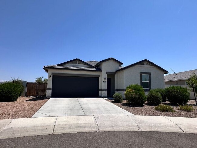 Foto del edificio - Large Backyard with this 4-bedroom, 2-bath...