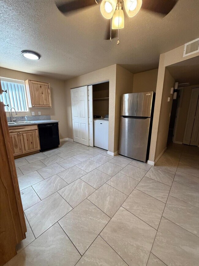 Foto del edificio - 1438 N Shill Dr