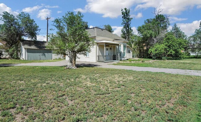 Building Photo - Charming Home for with a Spacious Yard & C...