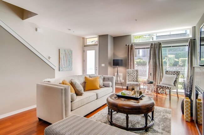 Foto del edificio - 2 Bedroom Loft Style Townhome Near Microsoft!