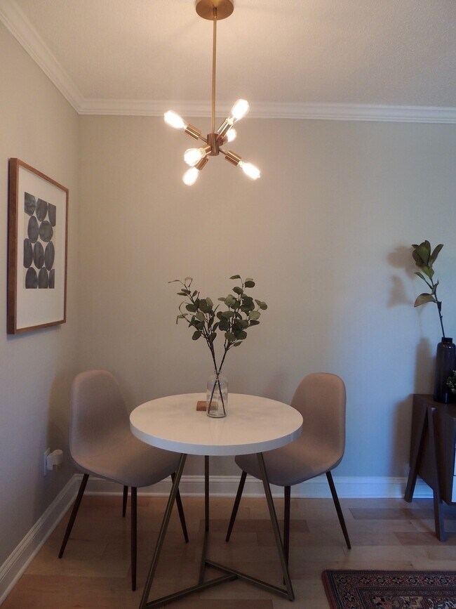 Foto del edificio - 2237 Farrington Avenue, Unit 201