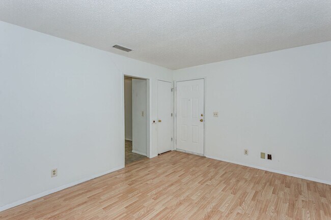 Foto del edificio - 2 bedroom 1 bath duplex