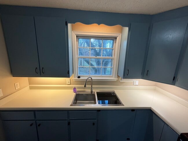 Building Photo - 2313 Ingleside Dr