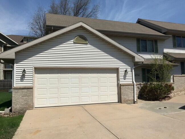 Building Photo - 6706 E Pass