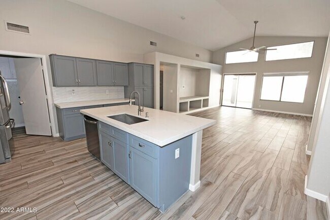 Foto del edificio - Remodeled Ahwatukee 4br