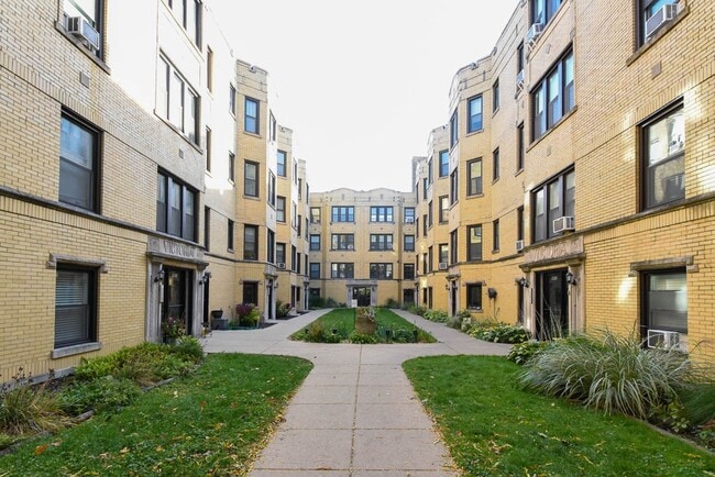 Building Photo - 3821 N Greenview Ave