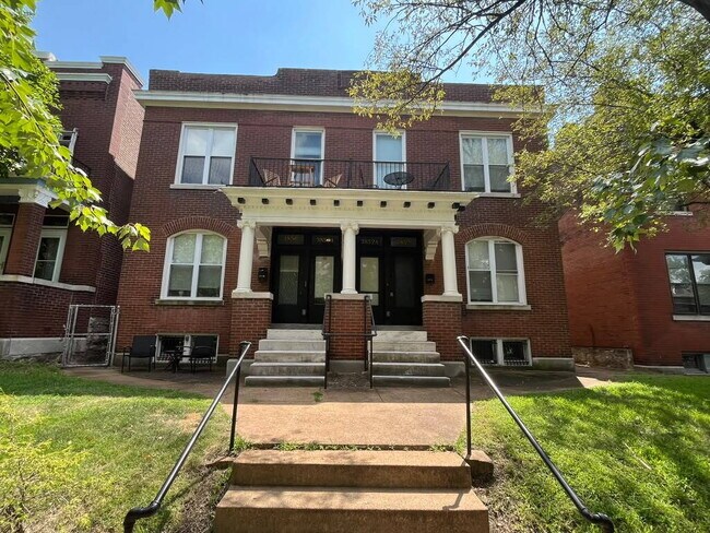 Foto del edificio - "Executive 2-Bedroom Haven with Gleaming Hardwood Floors in St. Louis City – 3852 Juniata Street!...