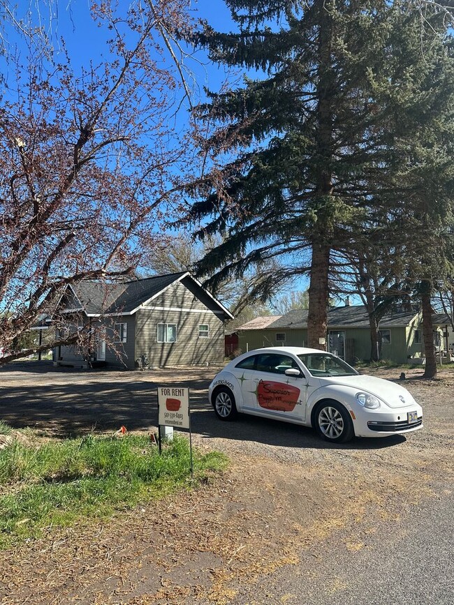 Foto del edificio - Bright & New 2 Bed / 2 Bath with Vaulted Ceilings & Covered Parking!