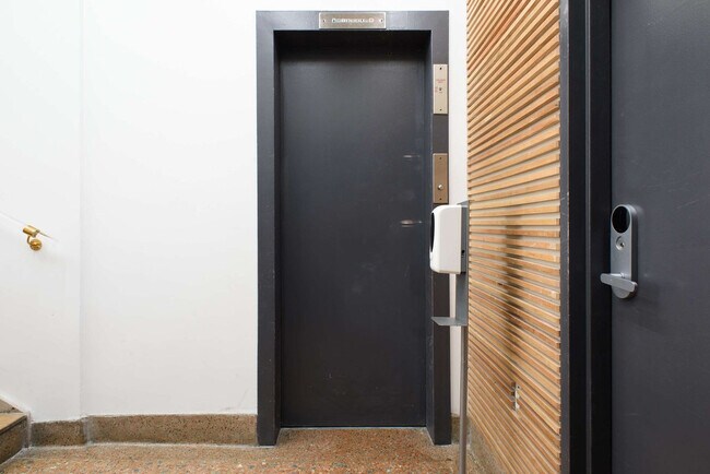 Building Photo - 244 E 75th St