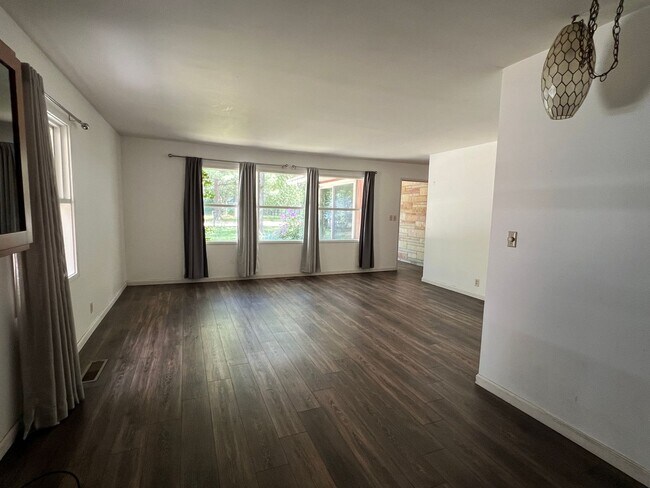 Foto del edificio - SPACIOUS HOME IN TRAVERSE CITY LOCATED NEAR NMC & EAST BAY