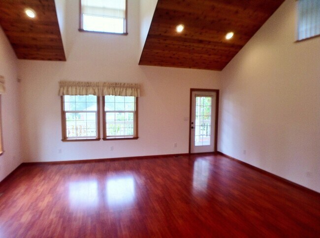 Foto del edificio - Spacious Modern Living Home in Bremerton