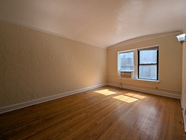 Building Photo - 556 W Arlington Pl