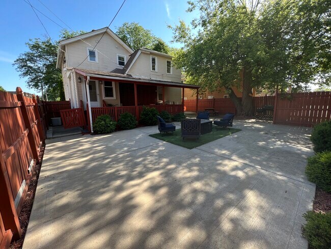 Backyard entertaining - 1396 Brown St